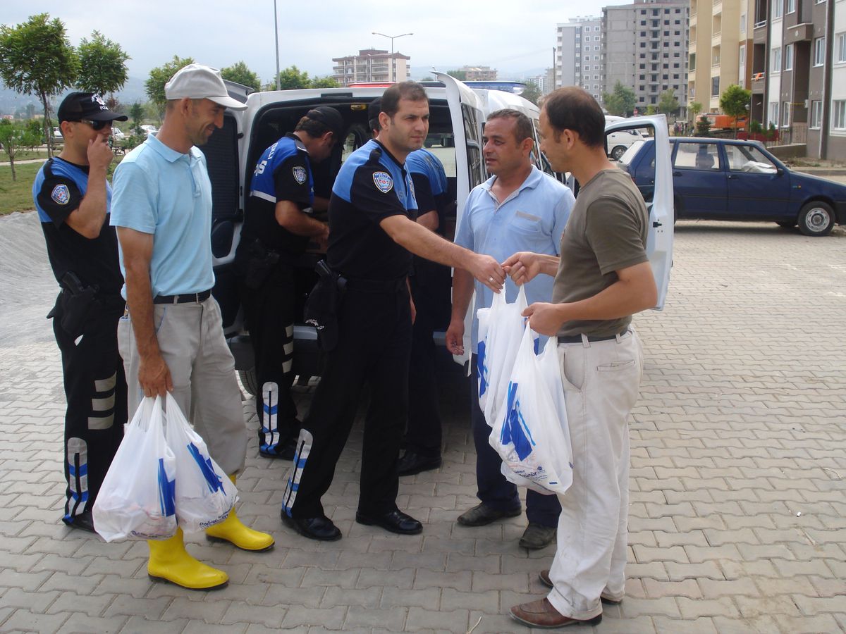 Polis Selzedeler İçin Kurban Kesip Etini Dağıttı