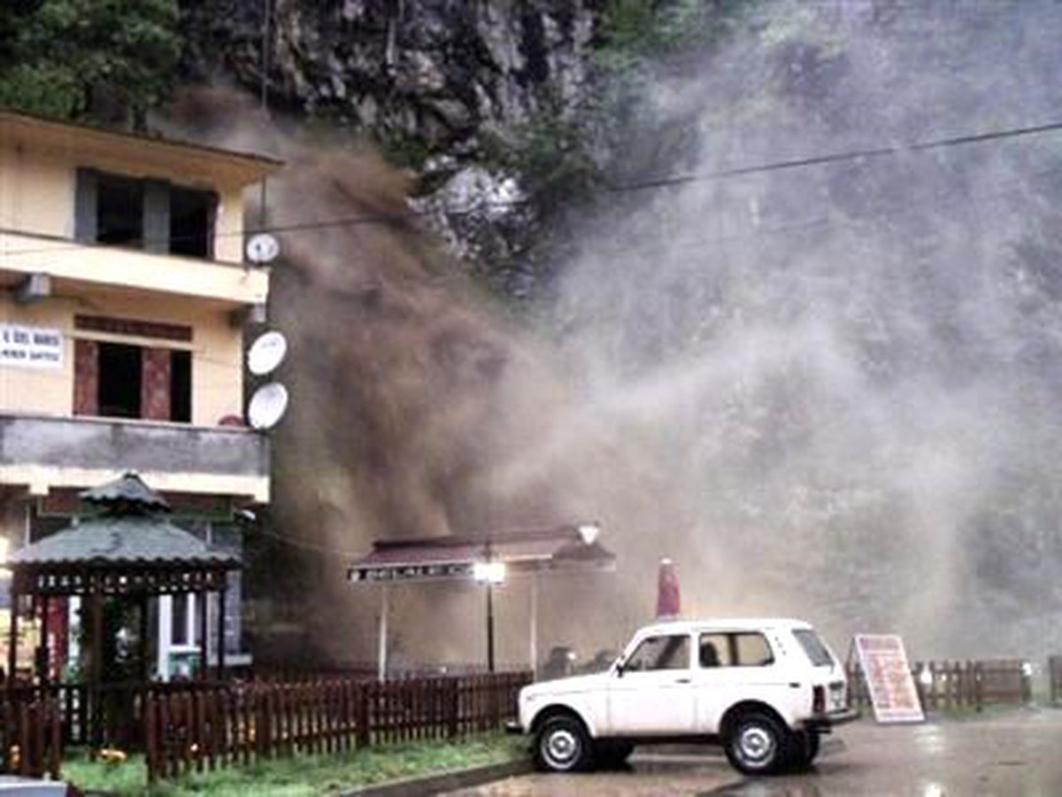 Rize\'de Şiddetli Yağmur Dereleri Taşırdı