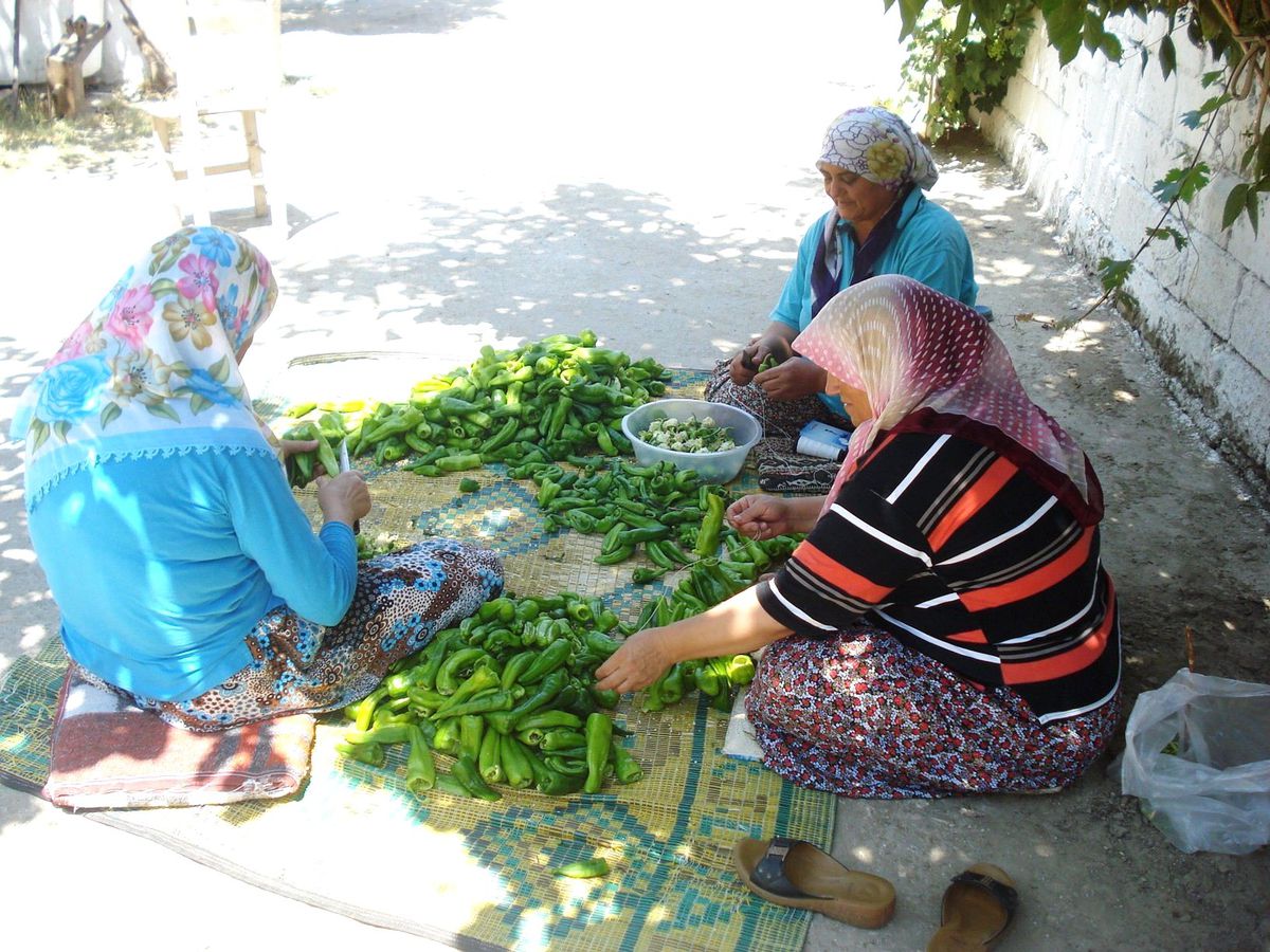 Sarıgöl\'de Kışlık Yiyecek Hazırlığına Başlandı