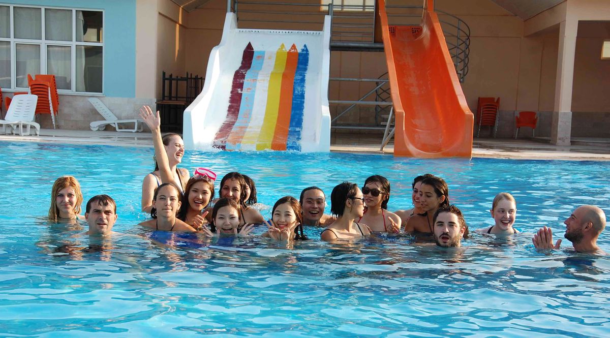 Selendili Muhtar Yabancı Öğrencileri Simav\'daki Aqua Park ile Ödüllendirdi