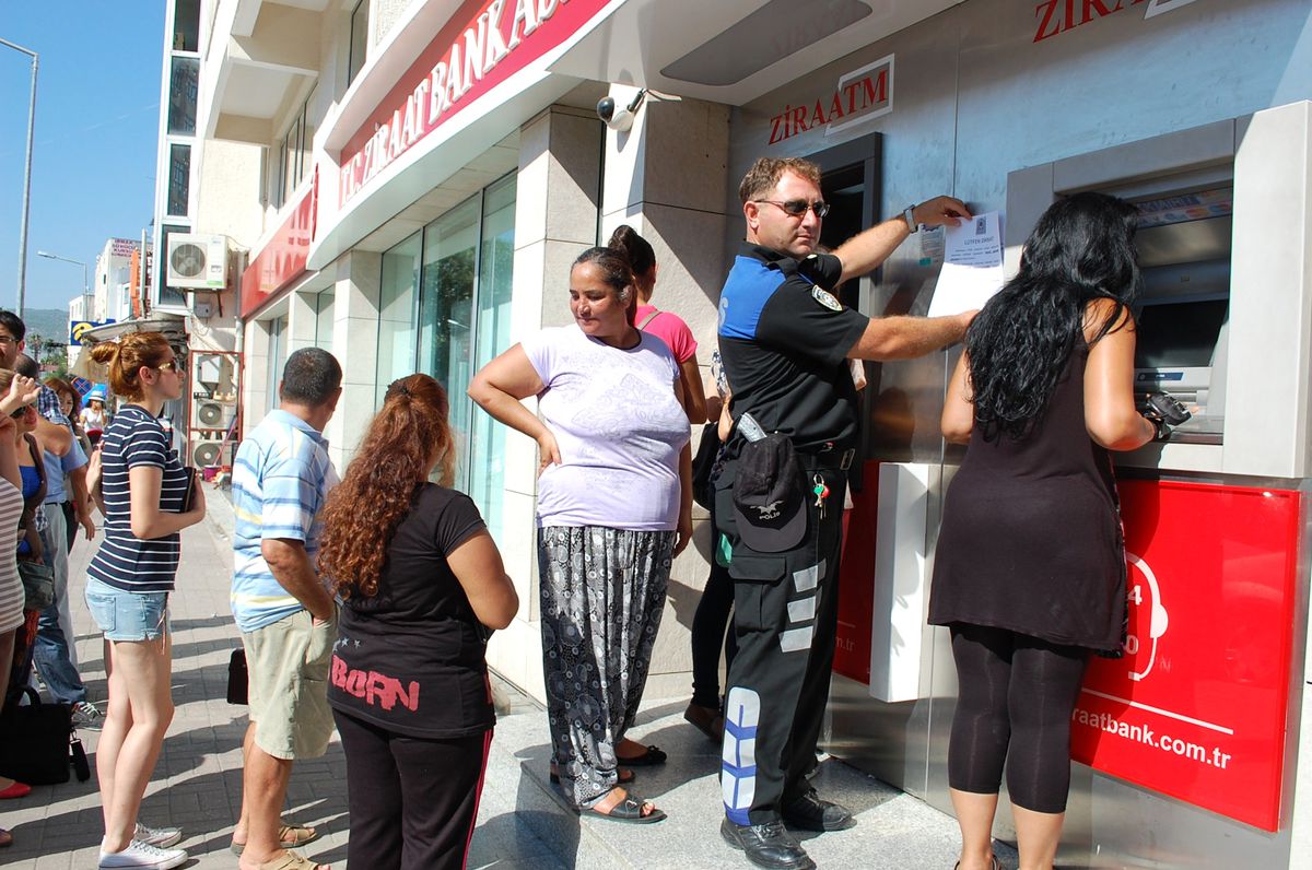 Toplum Destekli Polislerden Atm\'den Para Çekenlere Uyarı