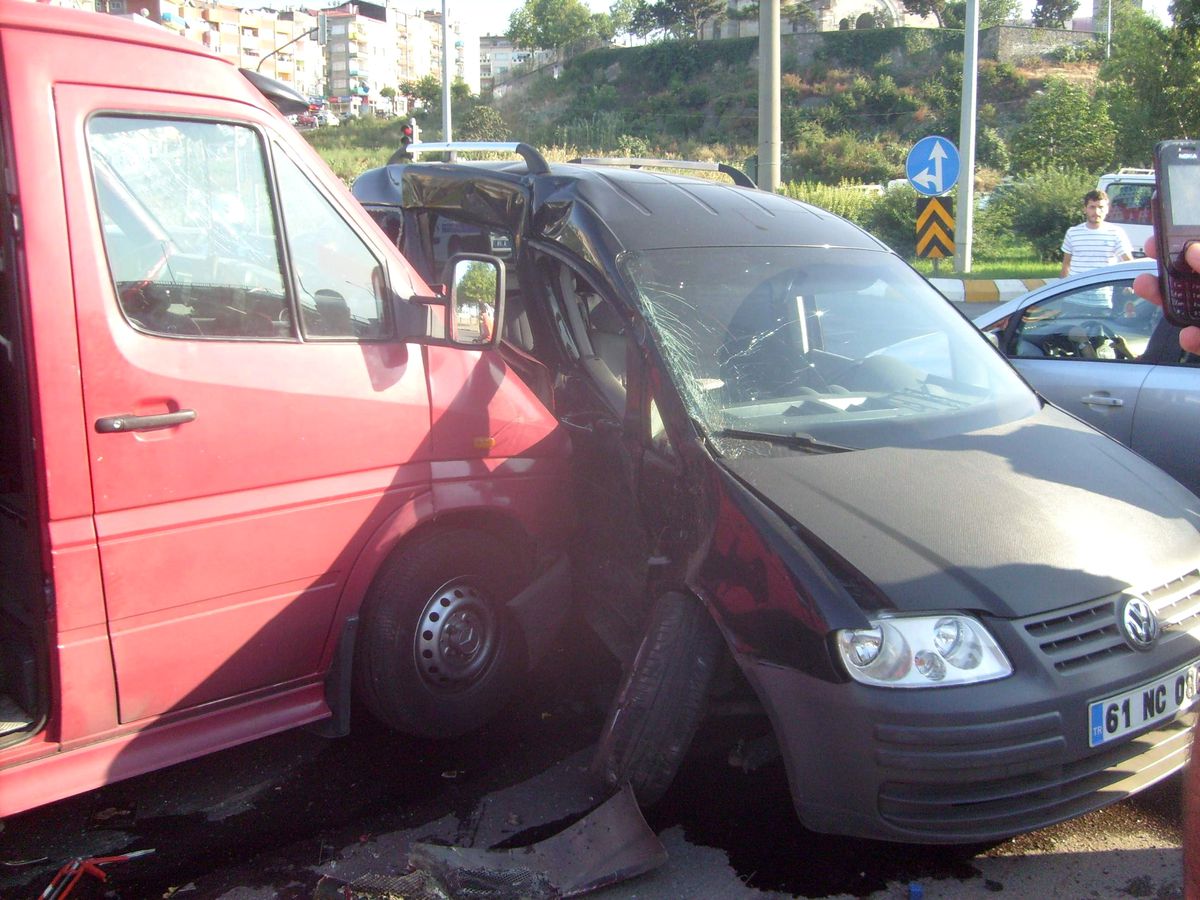 Trabzon\'da Trafik Kazası: 3 Yaralı
