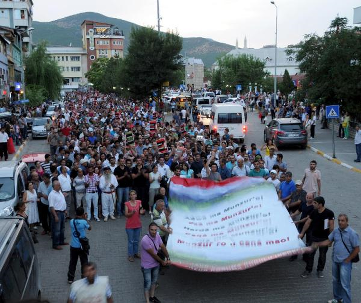 Tunceli\'de Barajları Ölü Taklidi Yaparak Protesto Ettiler