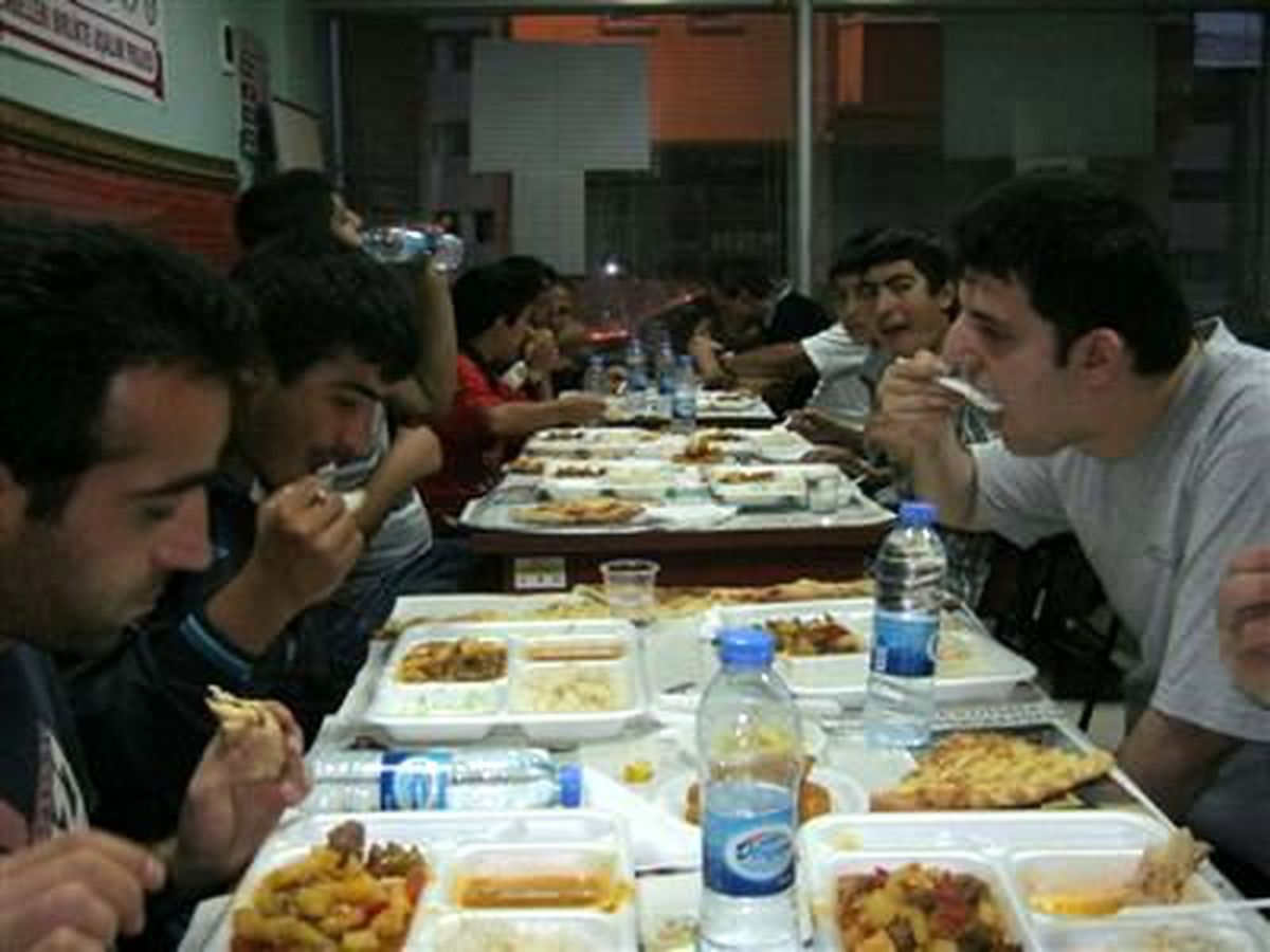 Yemek Fabrikası\'ndan Engellilere İftar Yemeği