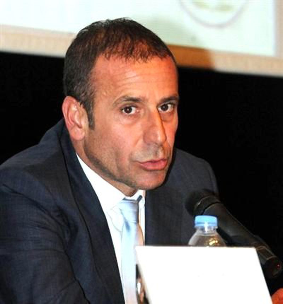 Abdullah Avcı\'dan Şampiyon Basketbolculara Kutlama