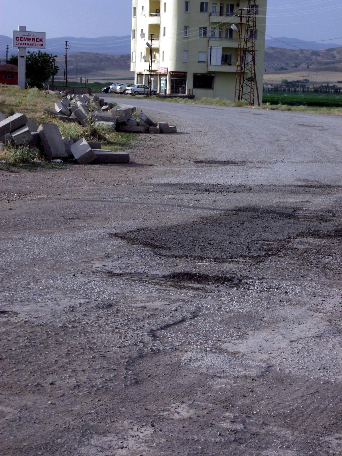 Acil Servis Yolu İlgi Bekliyor
