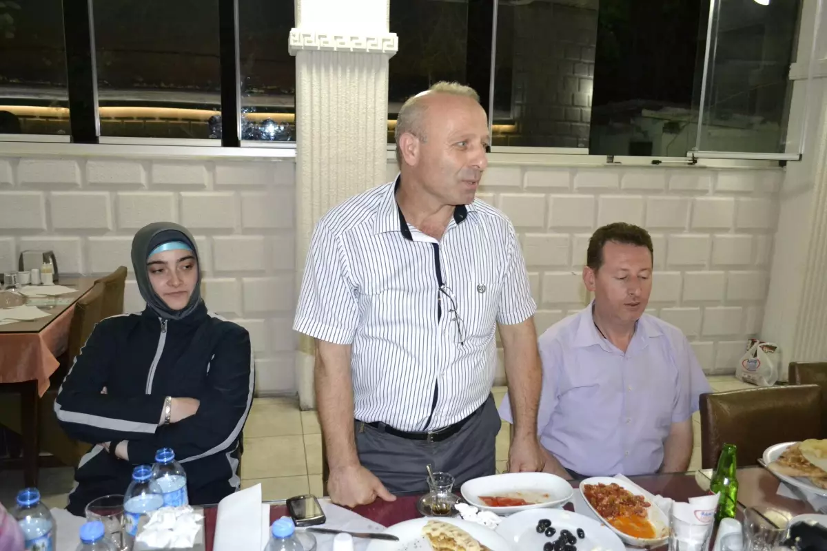 AK Parti Gazetecilere Sahur Verdi