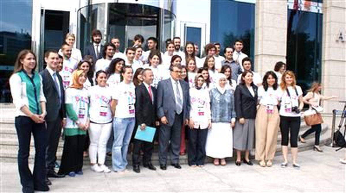 AK Parti Genel Başkan Yardımcısı Aksu Gençlik Otobüsünü Avrupa\'ya Uğurladı