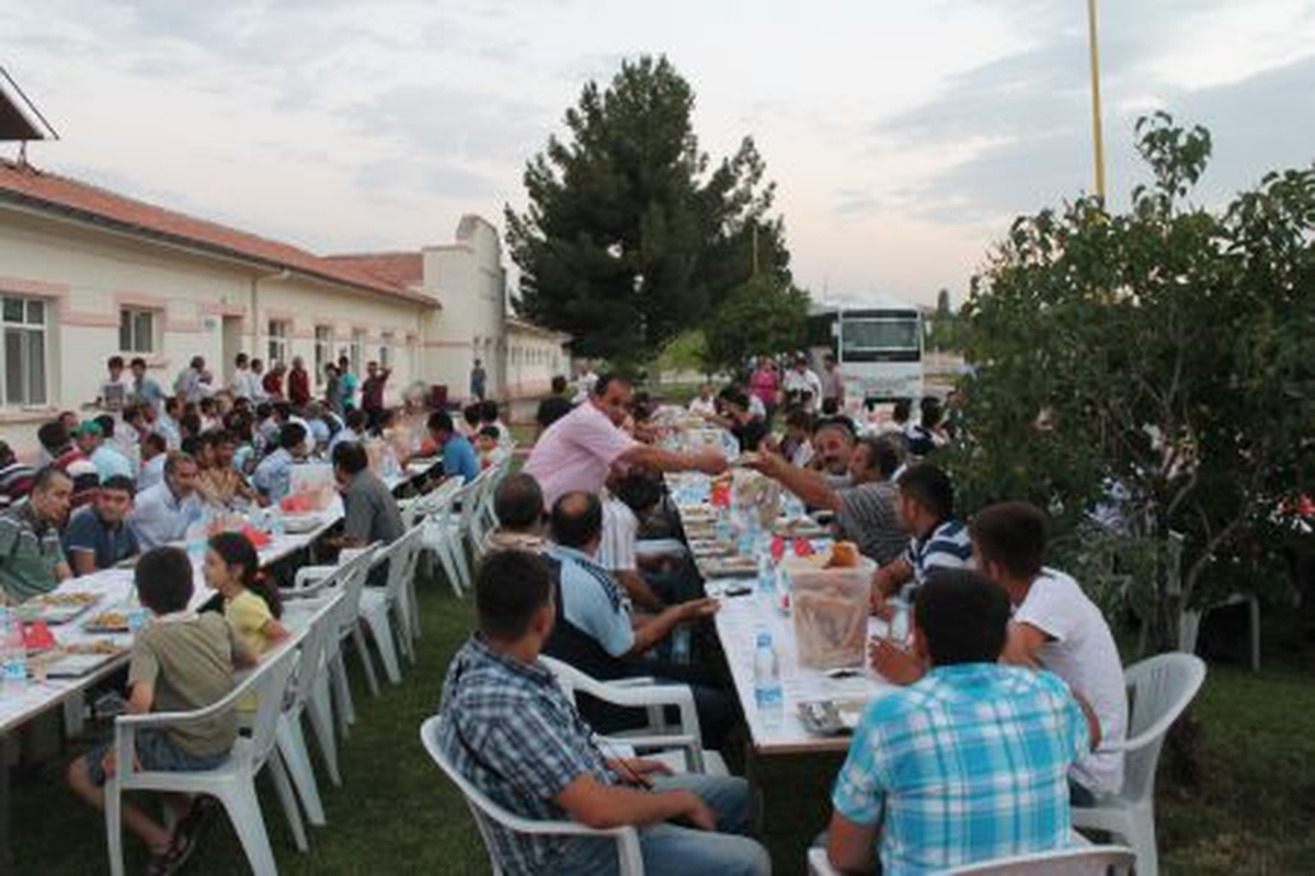 Akçadağ Sultansuyu TİGEM\'de İftar Yemeği