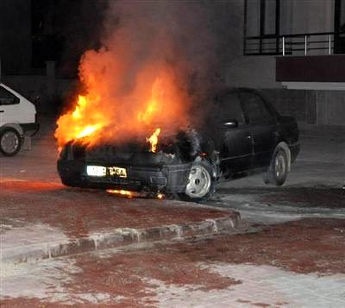 Akçakale\'de Ev ve Otomobil Kundaklandı