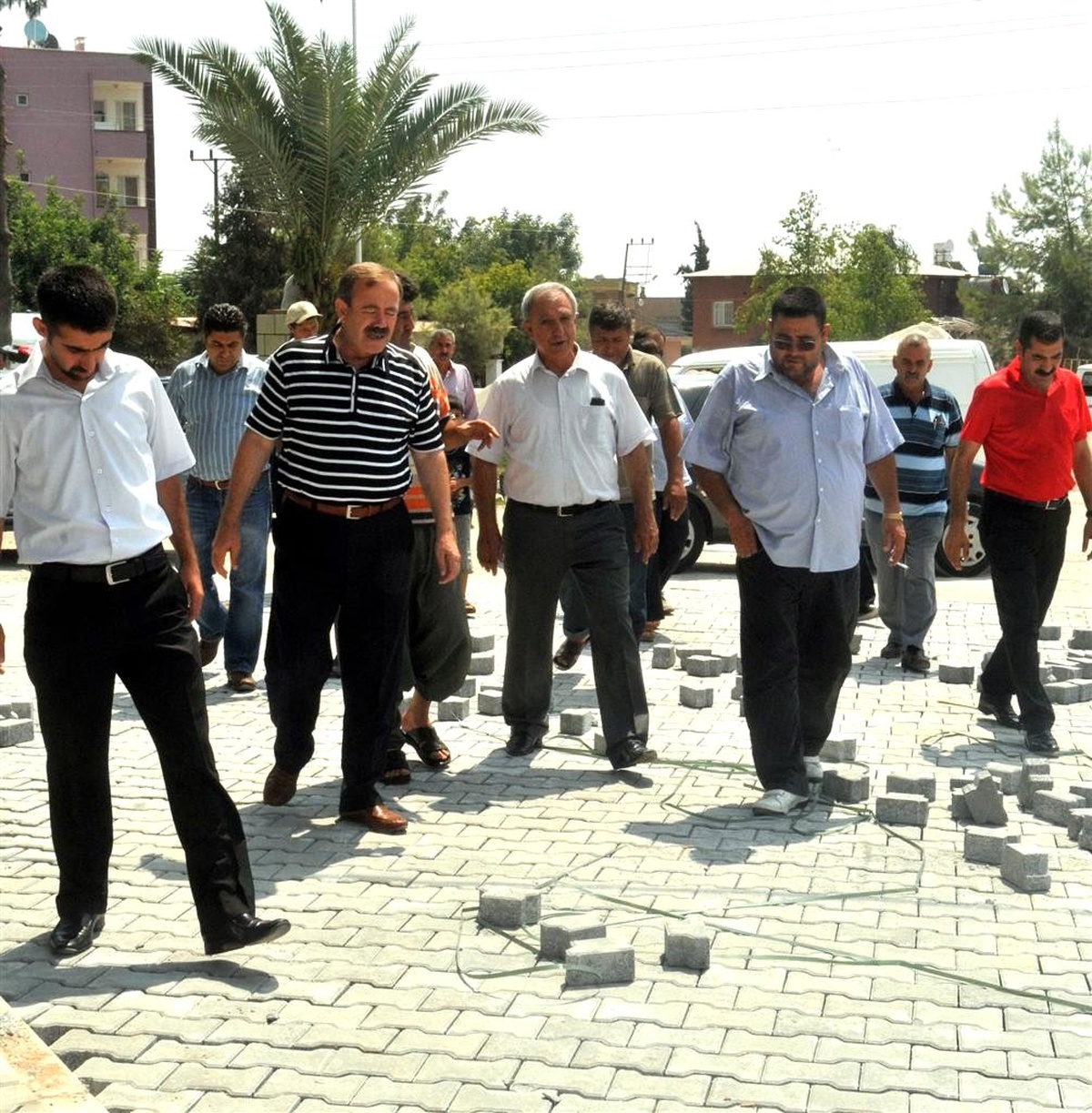 Akdeniz\'in Kilit Taşı ve Bordür Kaplama Çalışmaları Sürüyor