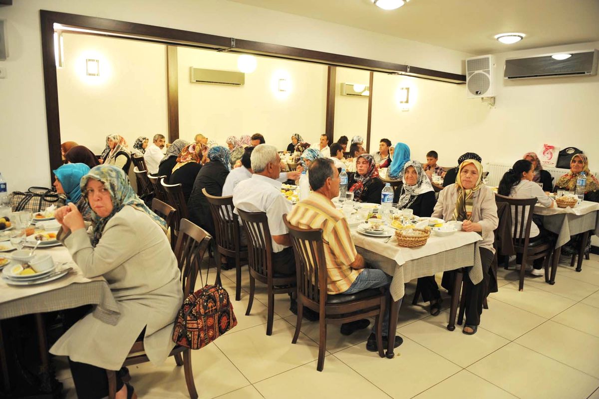 Altındağ Belediyesi\'nin İftar Sofralarına Siyasetçilerin İlgisi Sürüyor