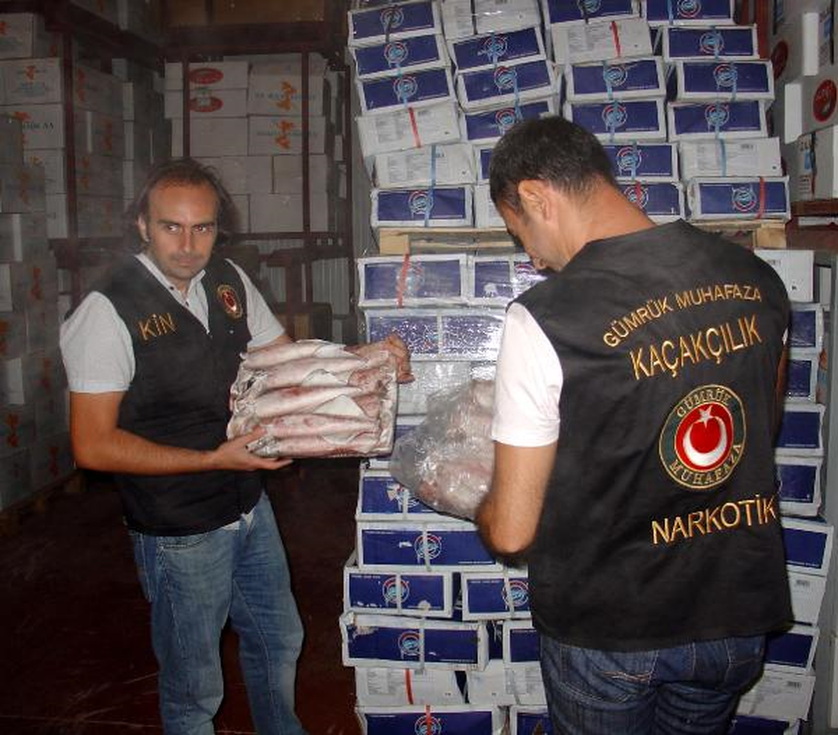 Antalya\'da 5 Ton Gümrük Kaçağı Kalamar Ele Geçirildi