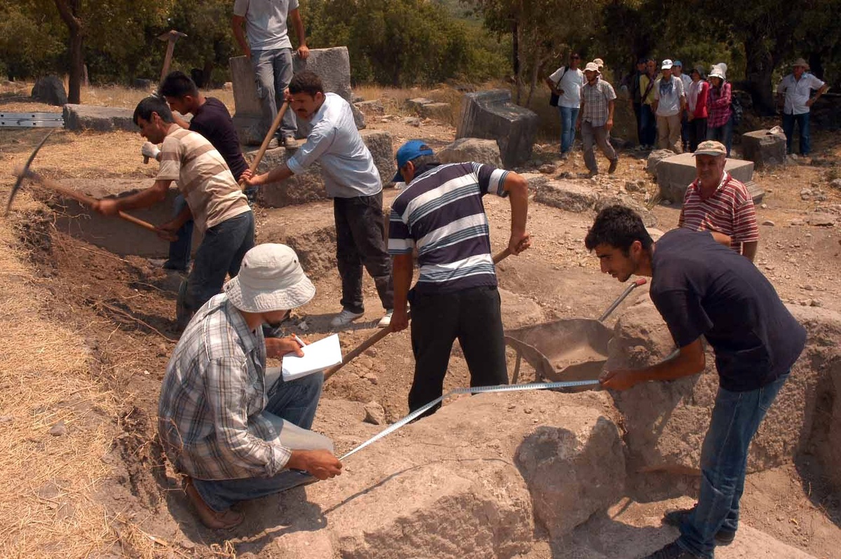Antik Kent Kazılarında Mahkumlar Çalışıyor