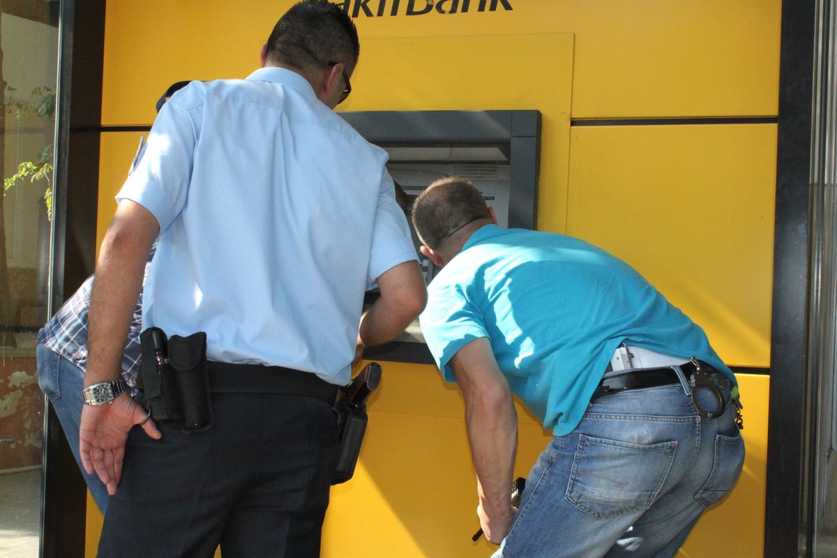 Atm\'de Düzenek İddiası Polisi Alarma Geçirdi