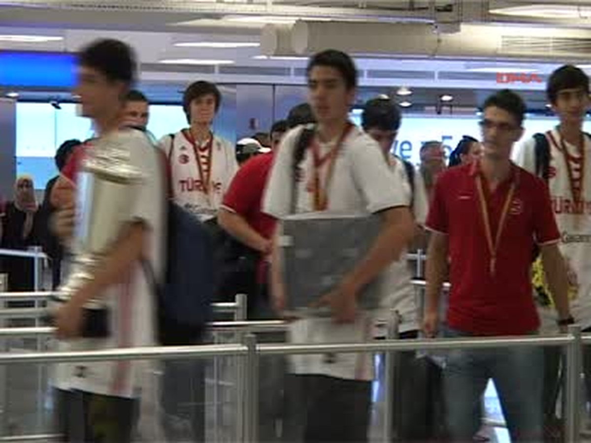 Avrupa Şampiyonu Basketbolcular Yurda Döndü