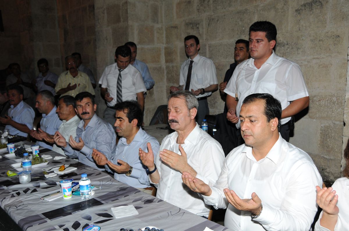 Bakan Çağlayan, Cami Bahçesinde İftar Açtı