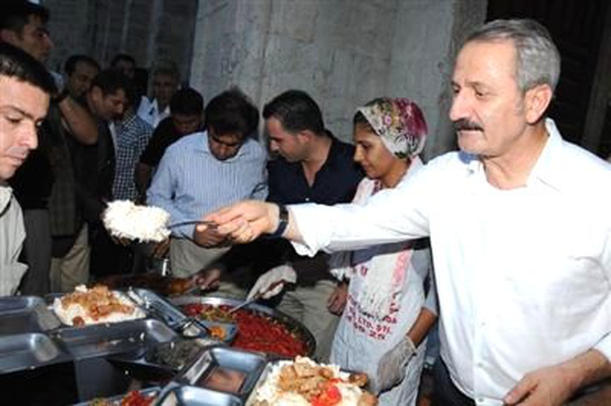 Bakan Çağlayan, Kazanının Başına Geçip Halka Yemek Dağıttı