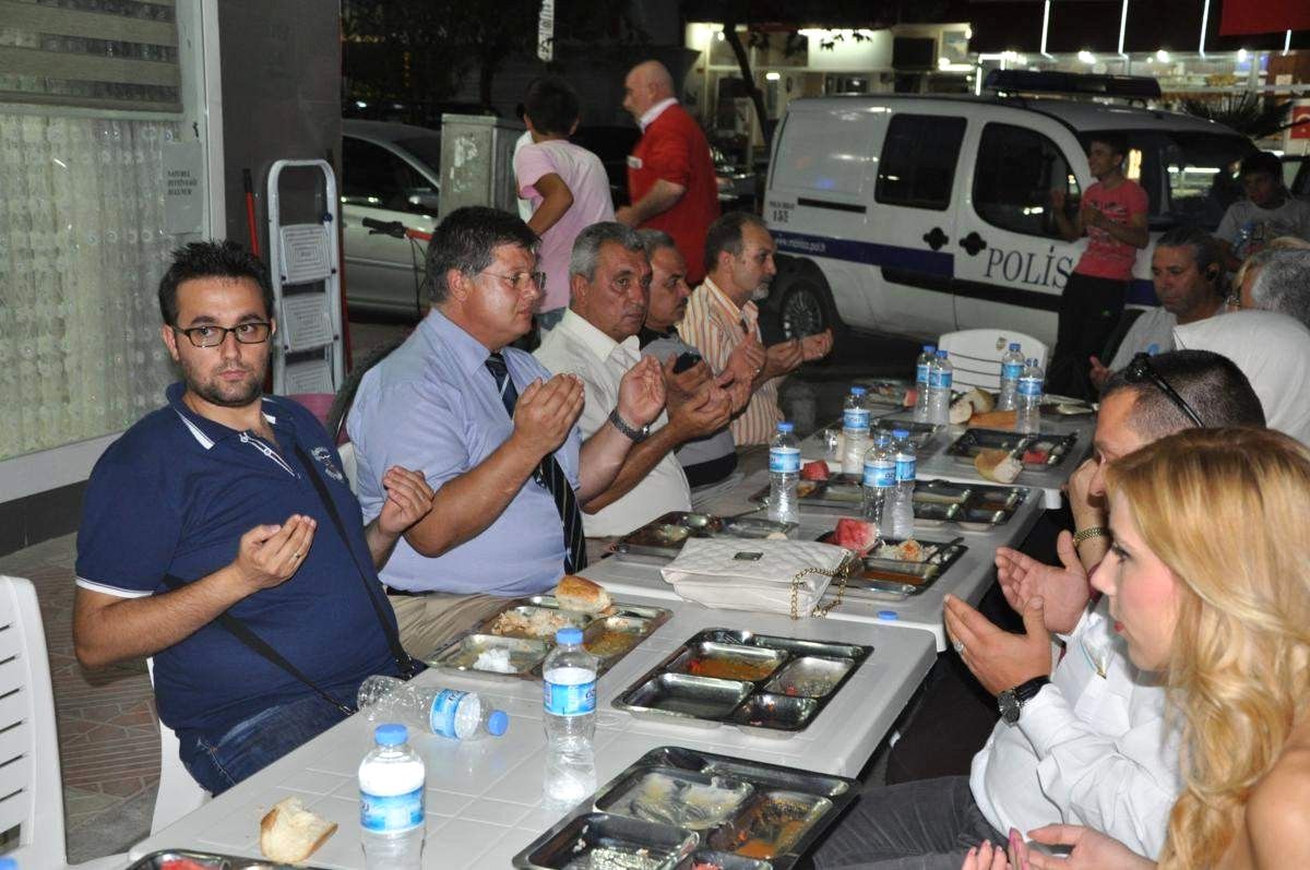 Balıkesirliler Kültür ve Dayanışma Derneği\'nden İftar Yemeği