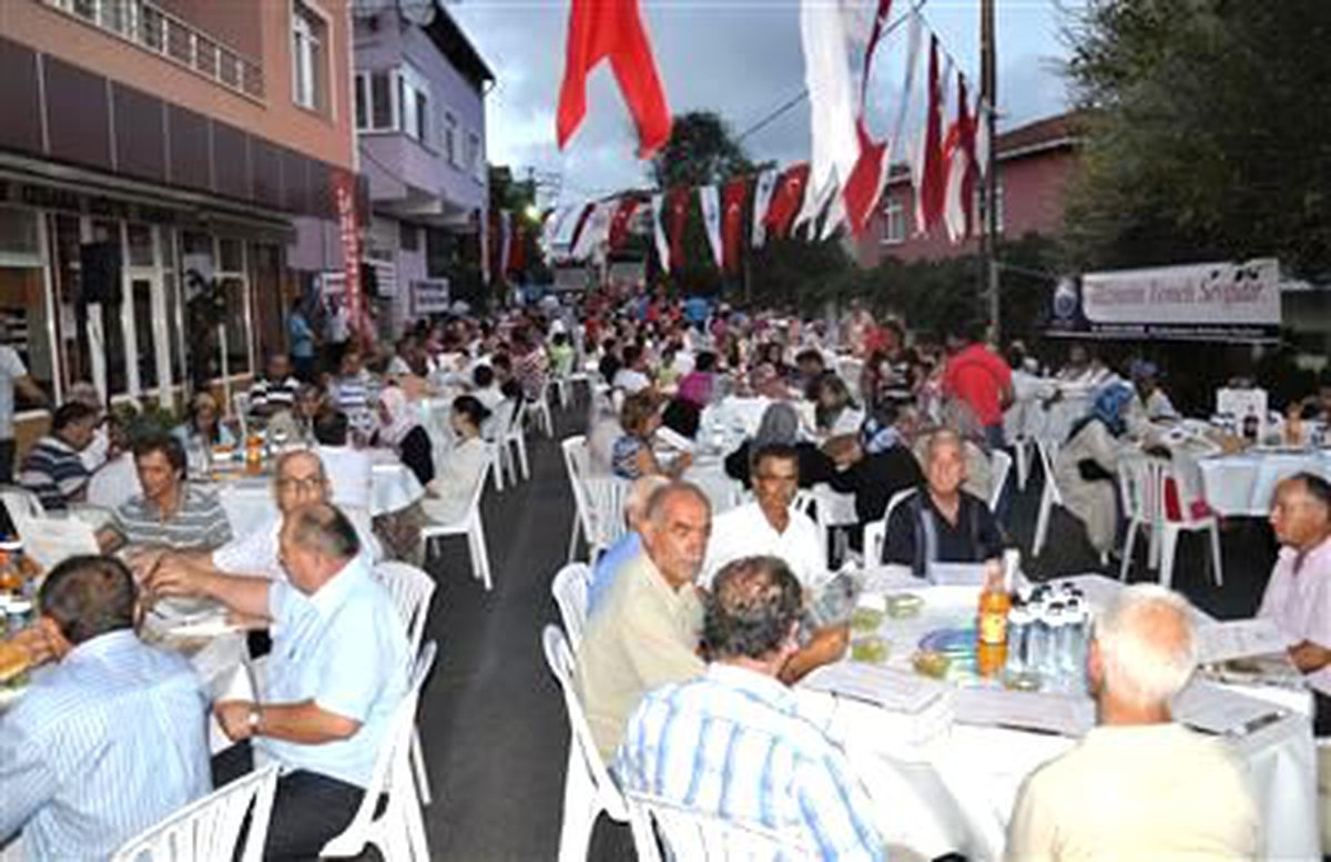 Başkan Akgün\'den Karaağaçlı Gençlere Halı Saha Sözü