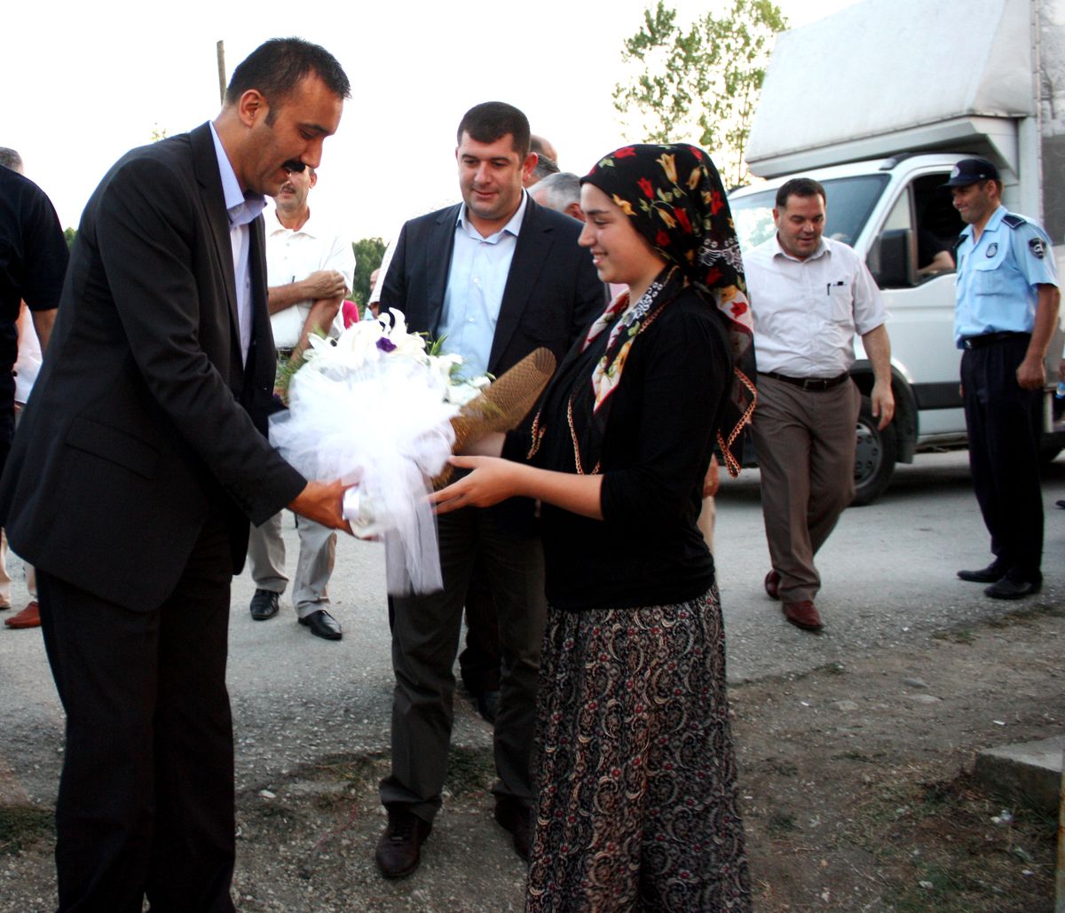Başkan Bayram Mahale İftarında Çiçekle Karşılandı