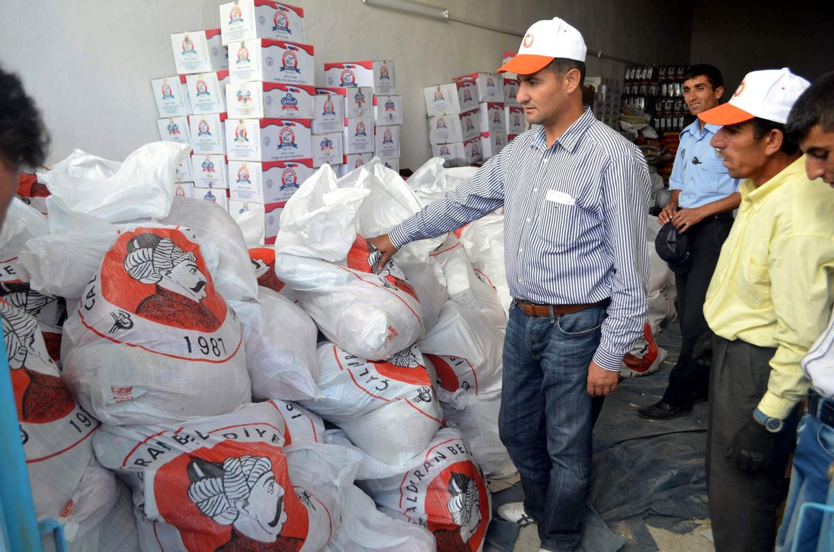 Belediye Başkanı Ev Ev Dolaşıp Yardım Paketlerini Dağıtıyor