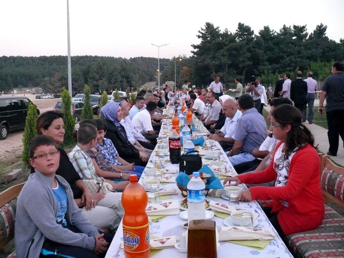 Bilecik Valisi Akpınar\'dan İftar Yemeği