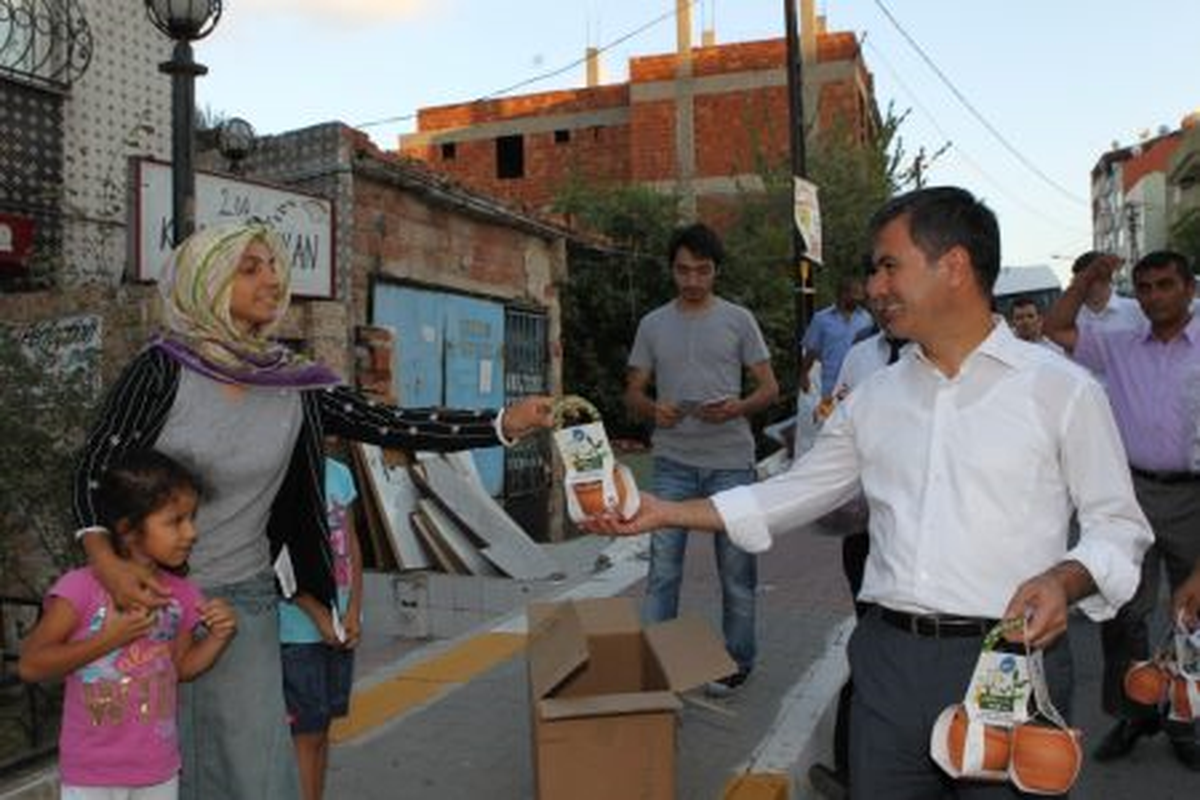 Büyüklere Çiçek, Küçüklere Çikolata