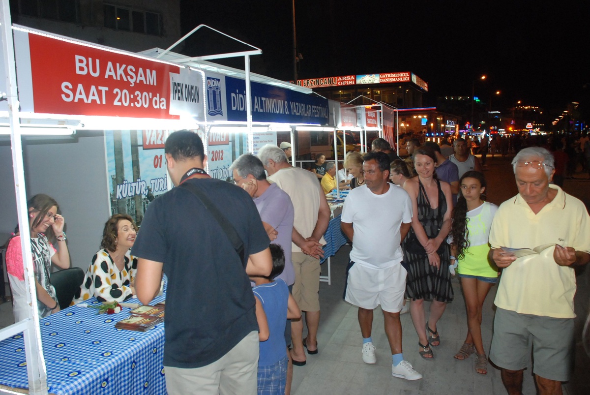 Didim Yazarlar Festivalinde İpek Ongun ve Faik Bulut Okurlarıyla Buluştu