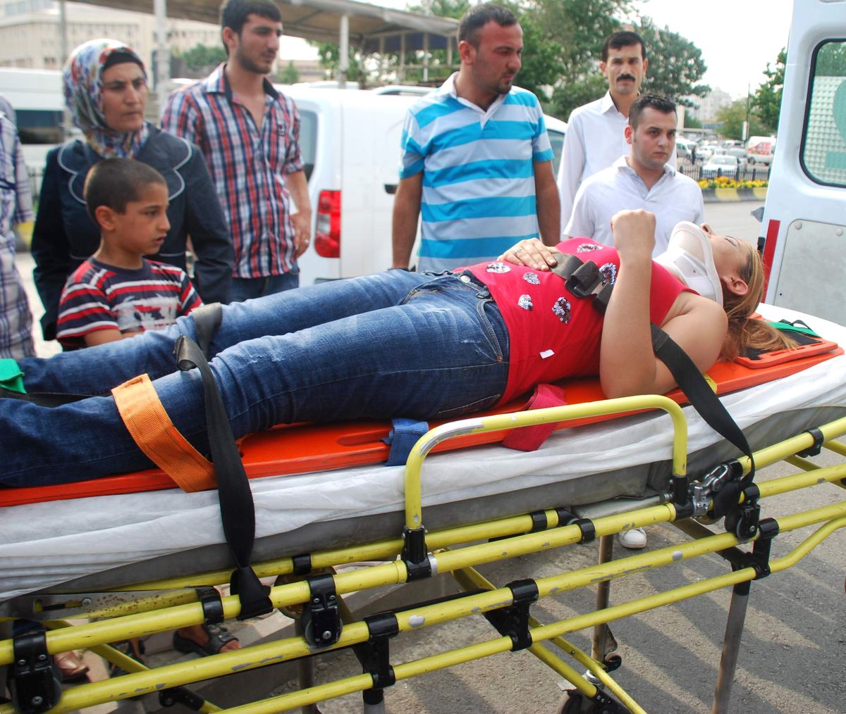 Dolmuş Halk Otobüsüne Çarptı: 17 Yaralı