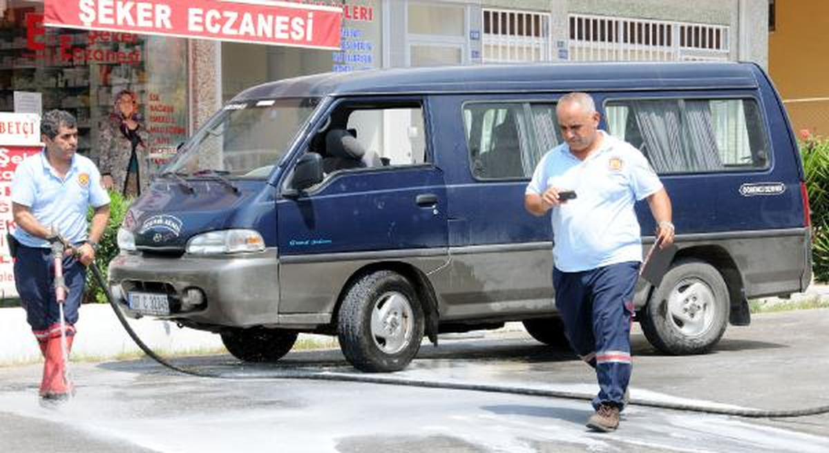 Engelli Oğlunu Yanan Araçtan Kurtardı