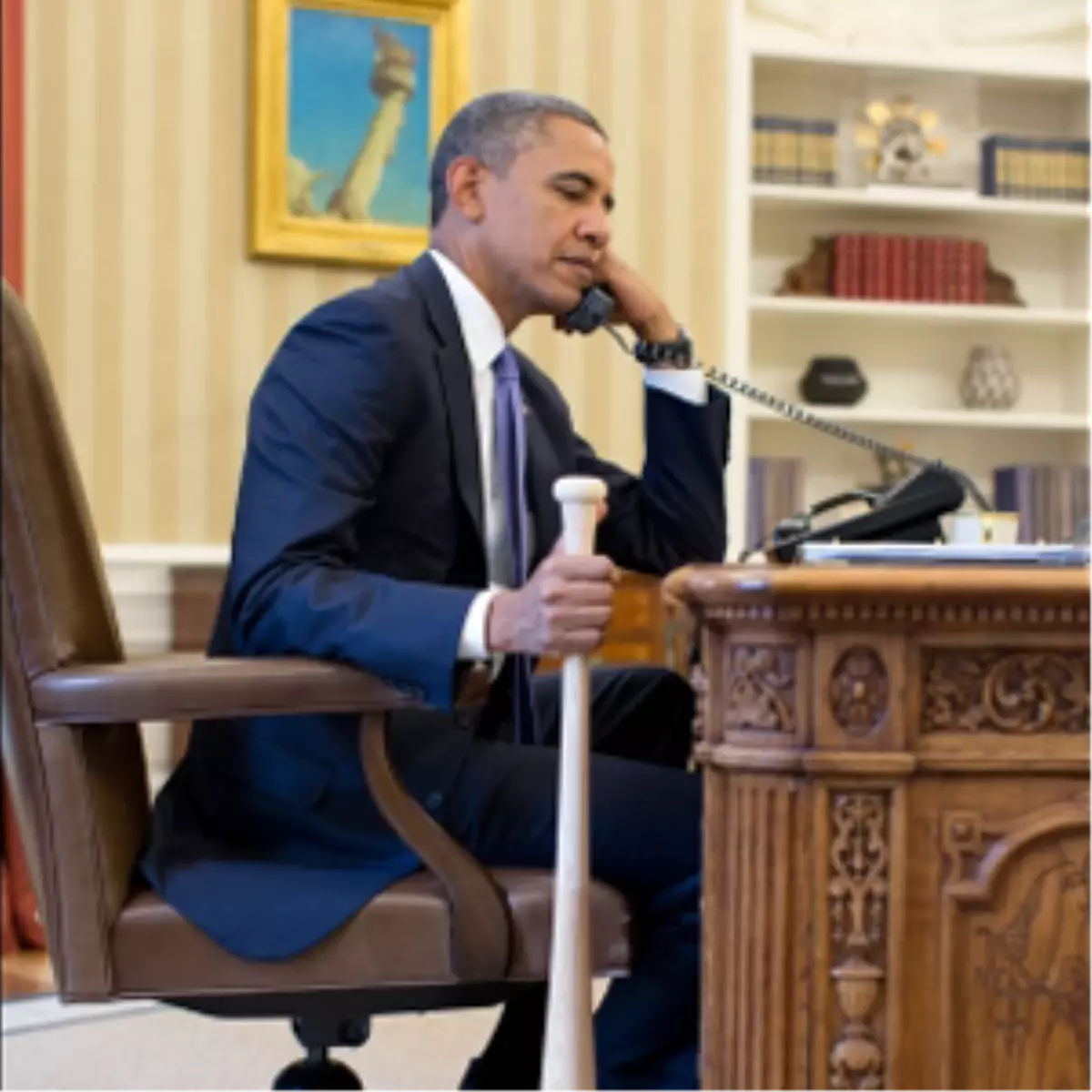 Bir Elinde Beyzbol Sopası Birinde Ahize