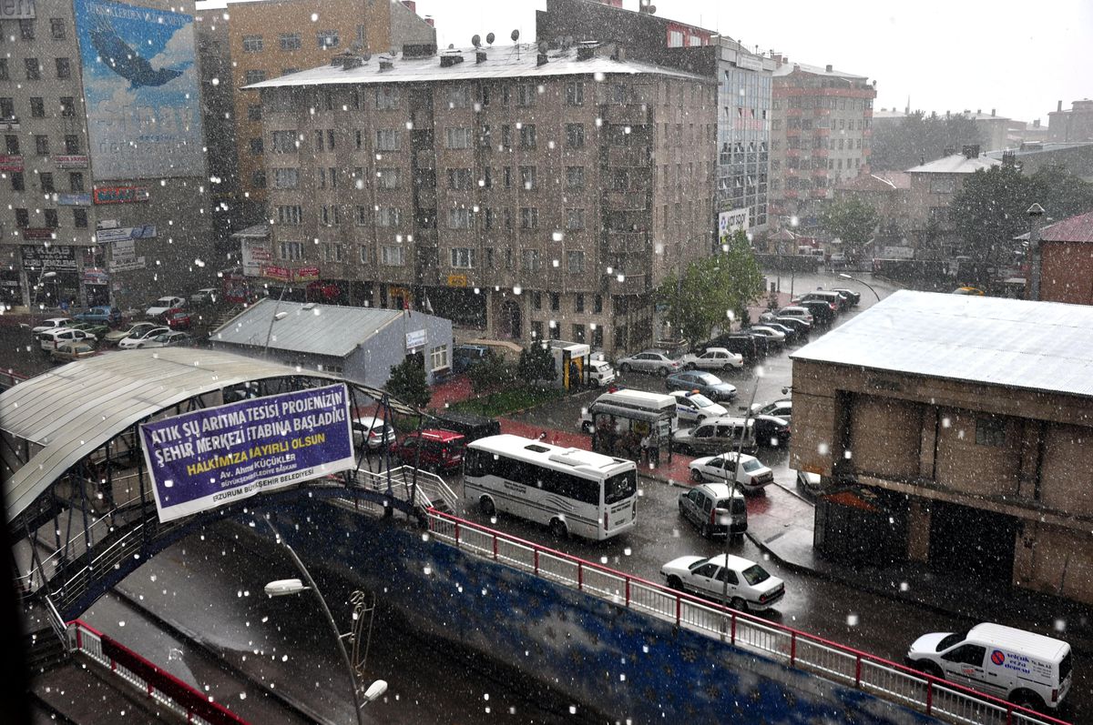 Erzurum\'da Sağanak Yağış Sel ve Su Baskınlarına Neden Oldu