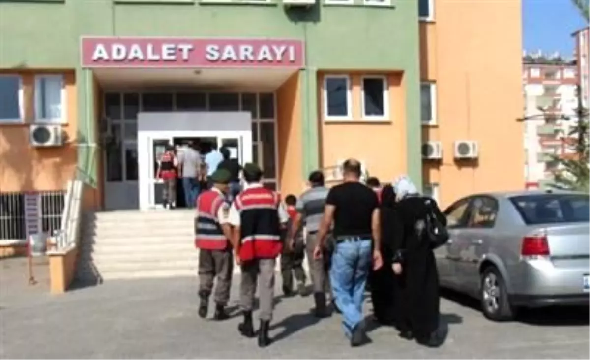 Esad\'ın Askeri ve Polisi Aileleri Kaçarken Yakalandı