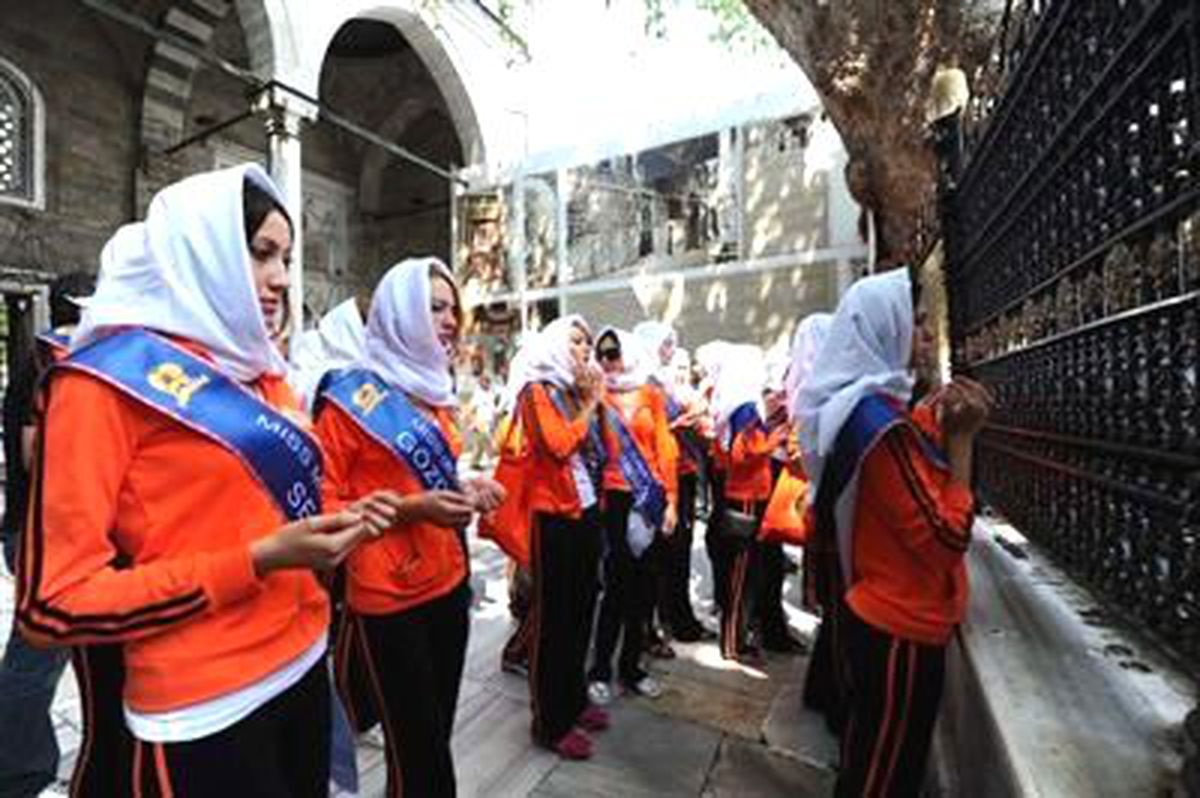 Eyüp Sultan\'da \'Kraliçe" Olmak İçin Dua Ettiler