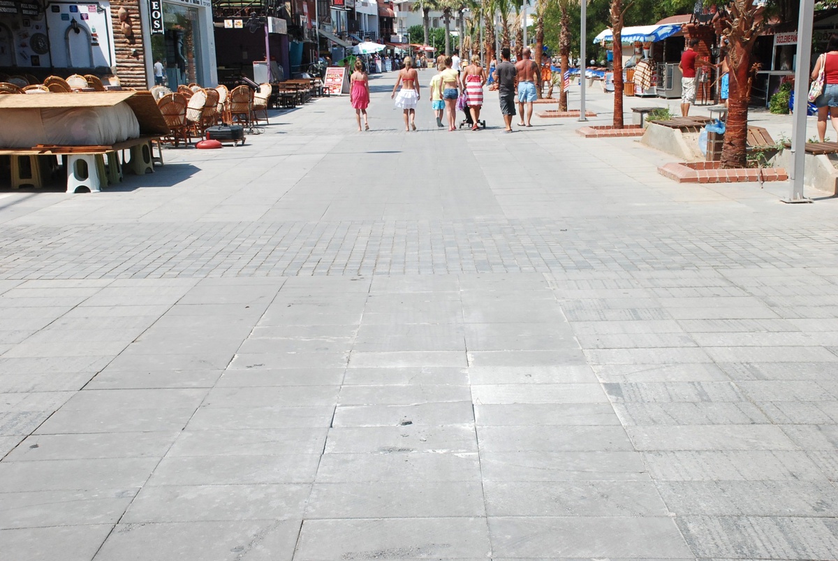Geçen Ay Yenilenen Caddenin Bozulması Tepkileri Topladı