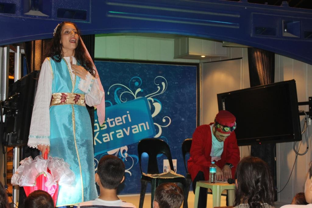 Gezici Sahnede Tiyatro Oynadılar