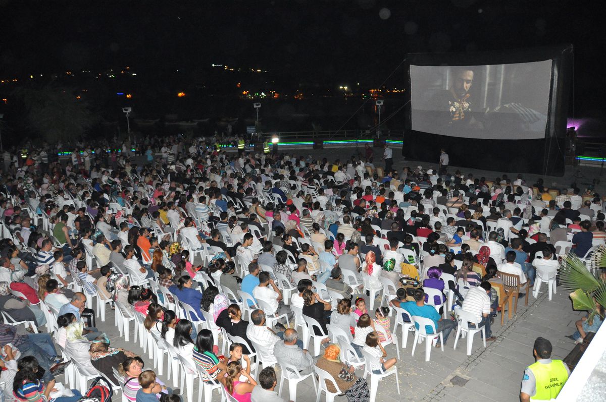 Gölbaşı\'nda Göl Manzaralı Sinema Keyfi
