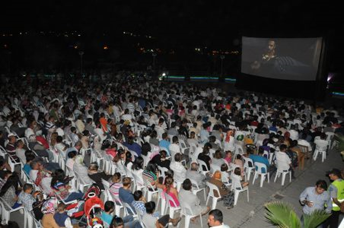 Gölü Manzaralı Sinema Keyfi