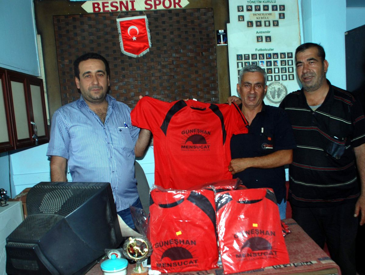 Güneşhan\'dan Besni Spor\'a Forma Yardımı