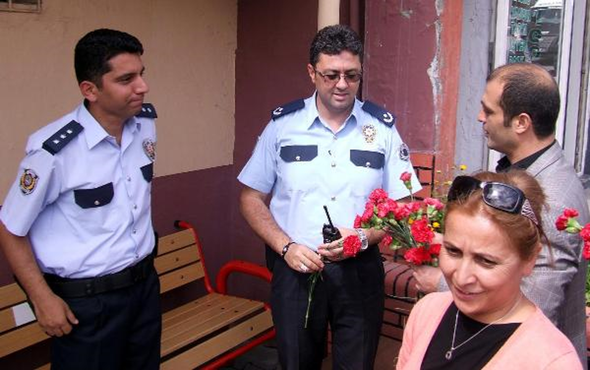 Hatay\'daki Teşhisi Proteste Edip, Polislerin Yoluna Karanfil Serdiler