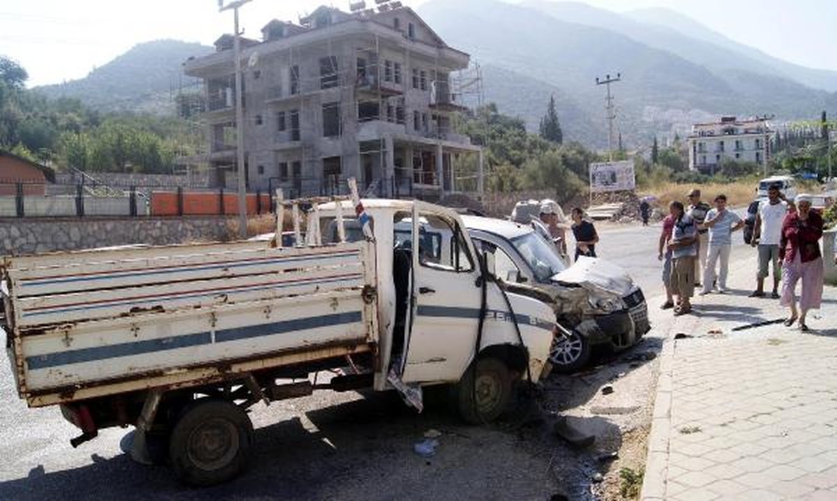 İki Kamyonet Çarpıştı: 1\'i Çocuk 6 Yaralı