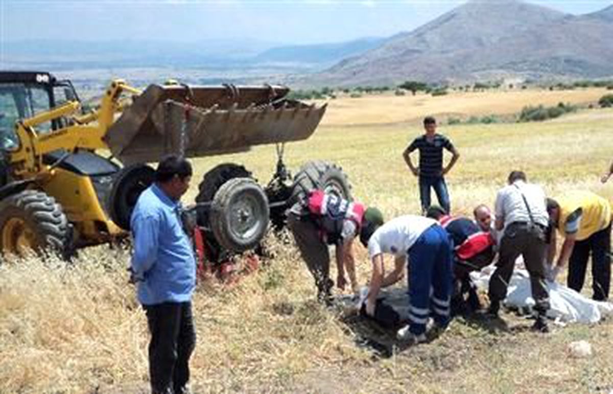 Isparta\'da Traktör Devrildi: 2 Ölü, 1 Yaralı