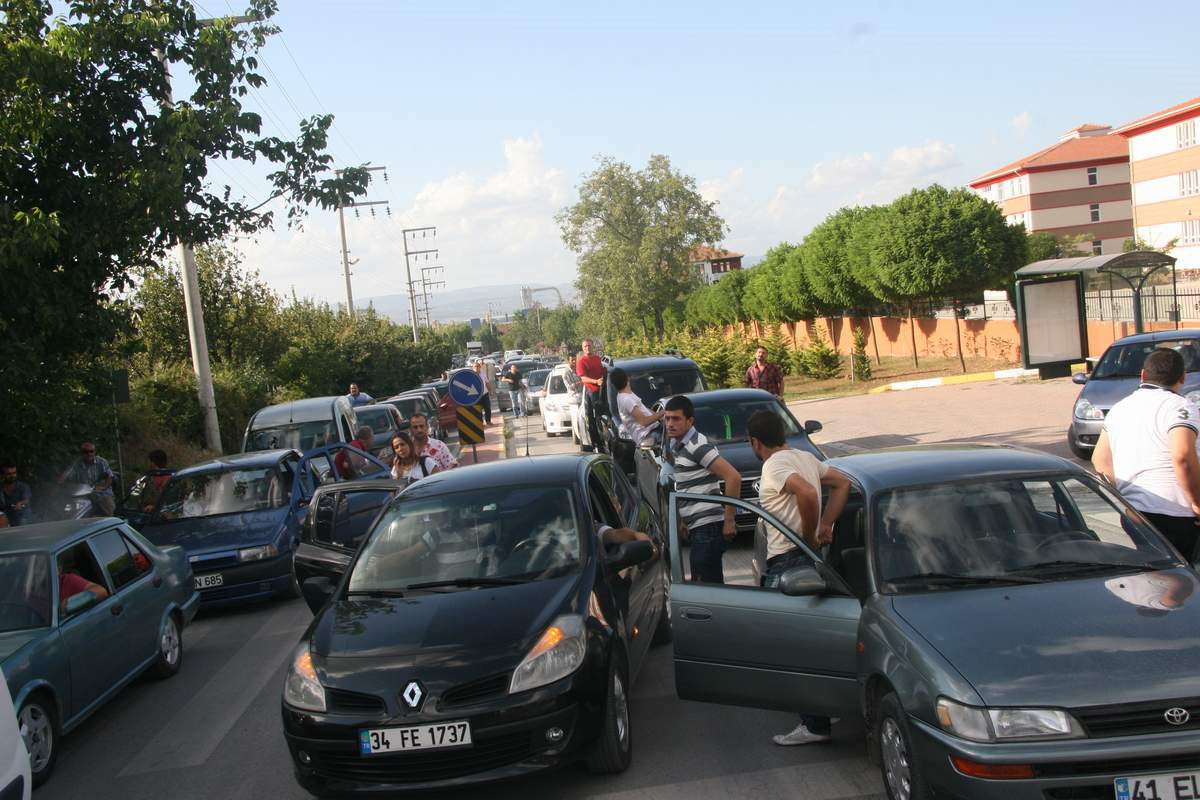 İzmit\'te Kamyoncular Yol Kesti