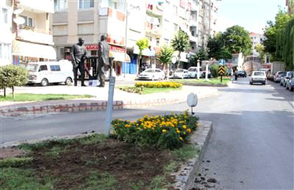Kırklareli\'de Ağaçlar Sökülüyor