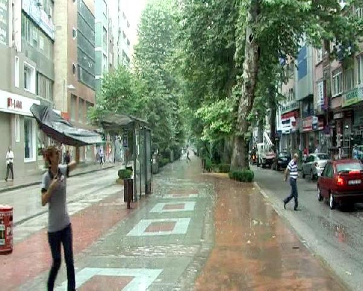 Kocaeli\'de Yağmur Sıcaklığı Düşürdü, Rutubeti Yükseltti