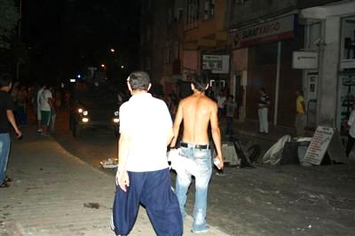 Laf Atma Kavgası Mahalleyi Ayağa Kaldırdı Ayazağa\'da Bir Kıza Laf Attıkları İddia Edilen İnşaat...