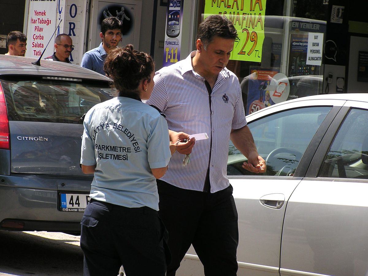 Malatya\'da Bayan Parkmetre Görevlisi