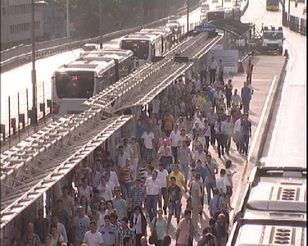 Mecidiyeköy Metrobüs Durağı "Yaya Ulaşım" Yolu 15 Gün Süreyle Kapatıldı