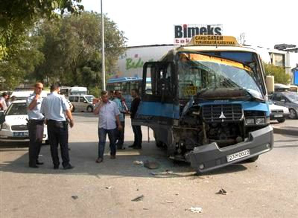 Minibüs Yolcu Otobüsüne Çarptı: 15 Yaralı